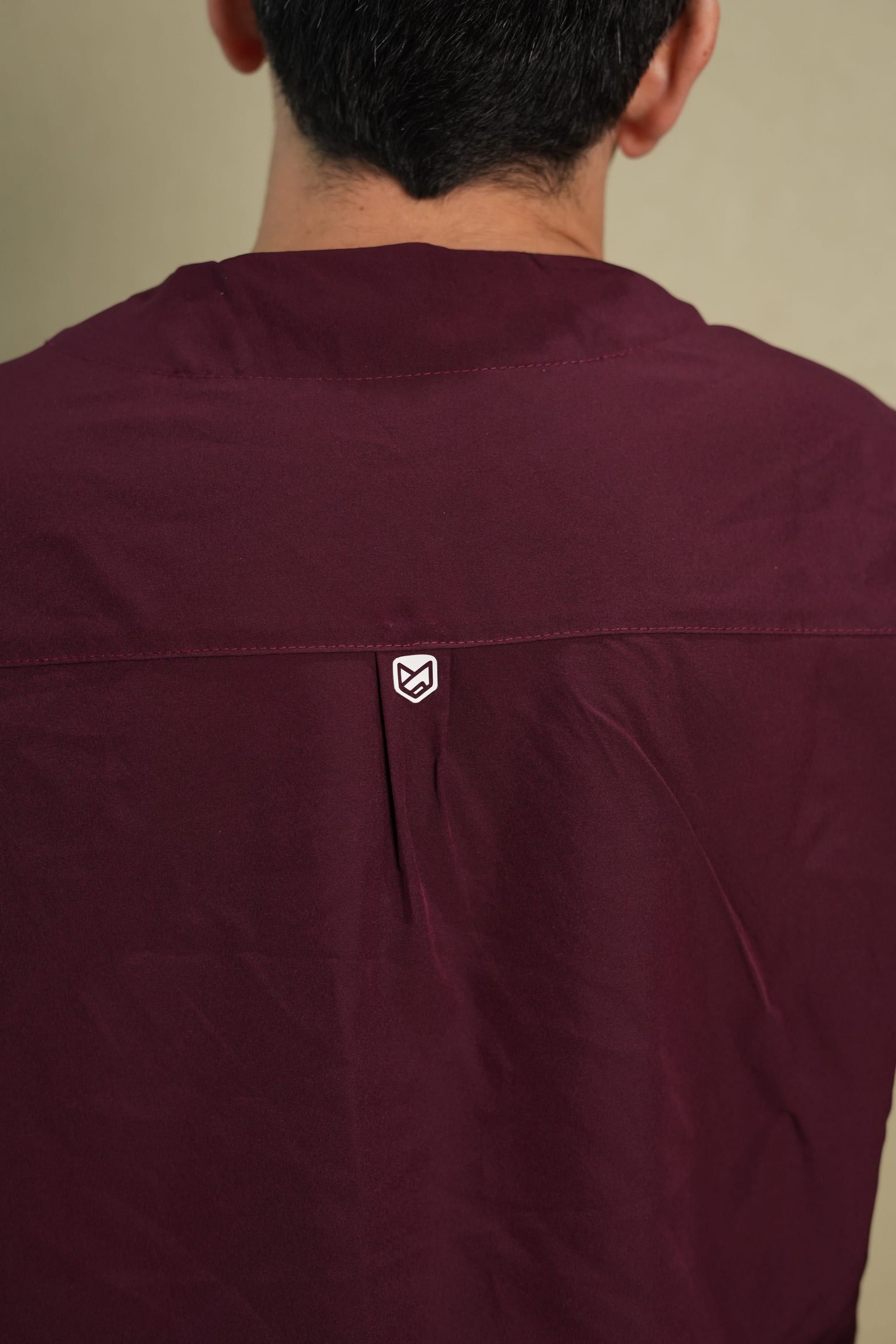 Espalda de una filipina Pavés tinto con el escudo de Medishield