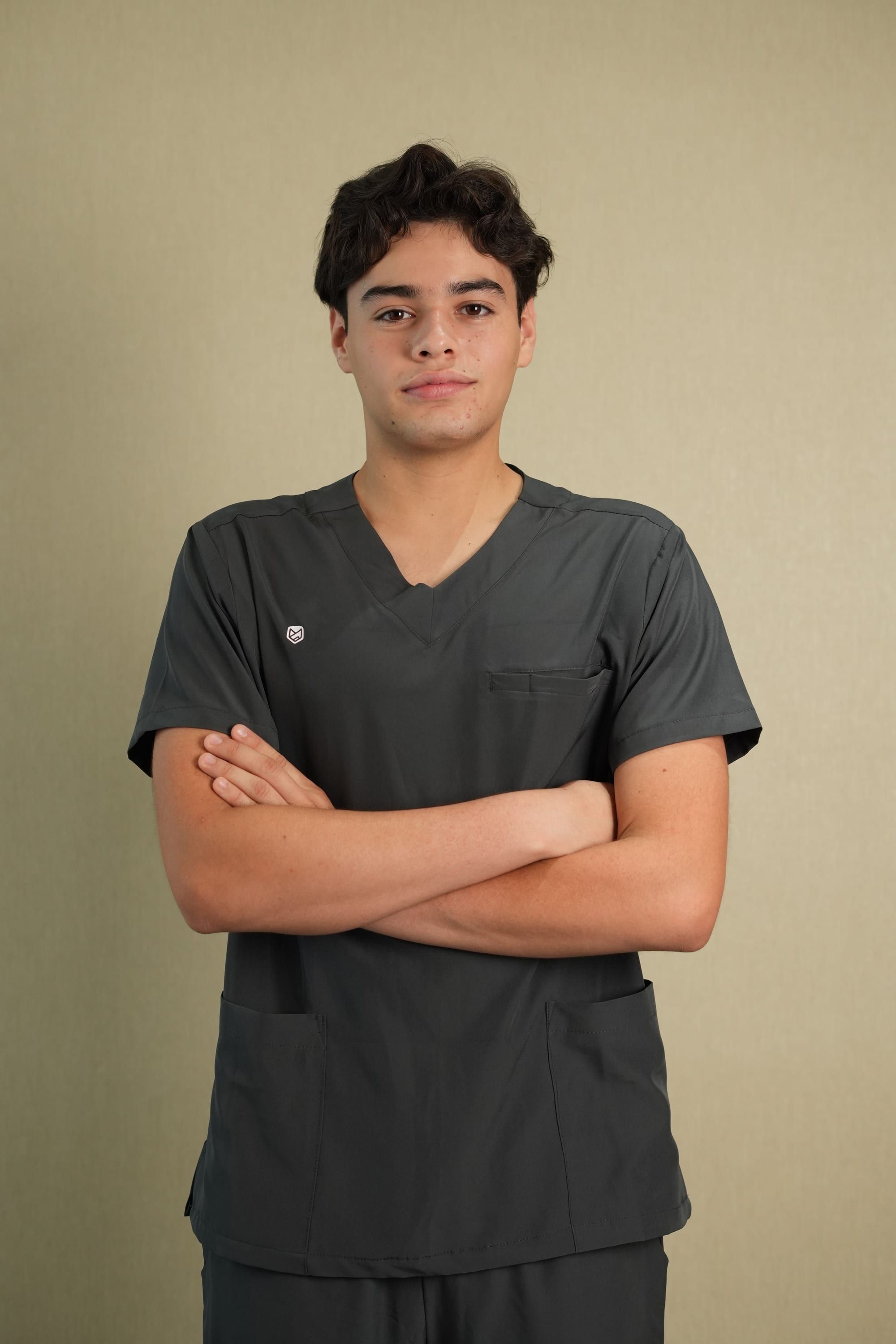 Modelo con uniforme Pavés gris, corte hombre, de brazos cruzados