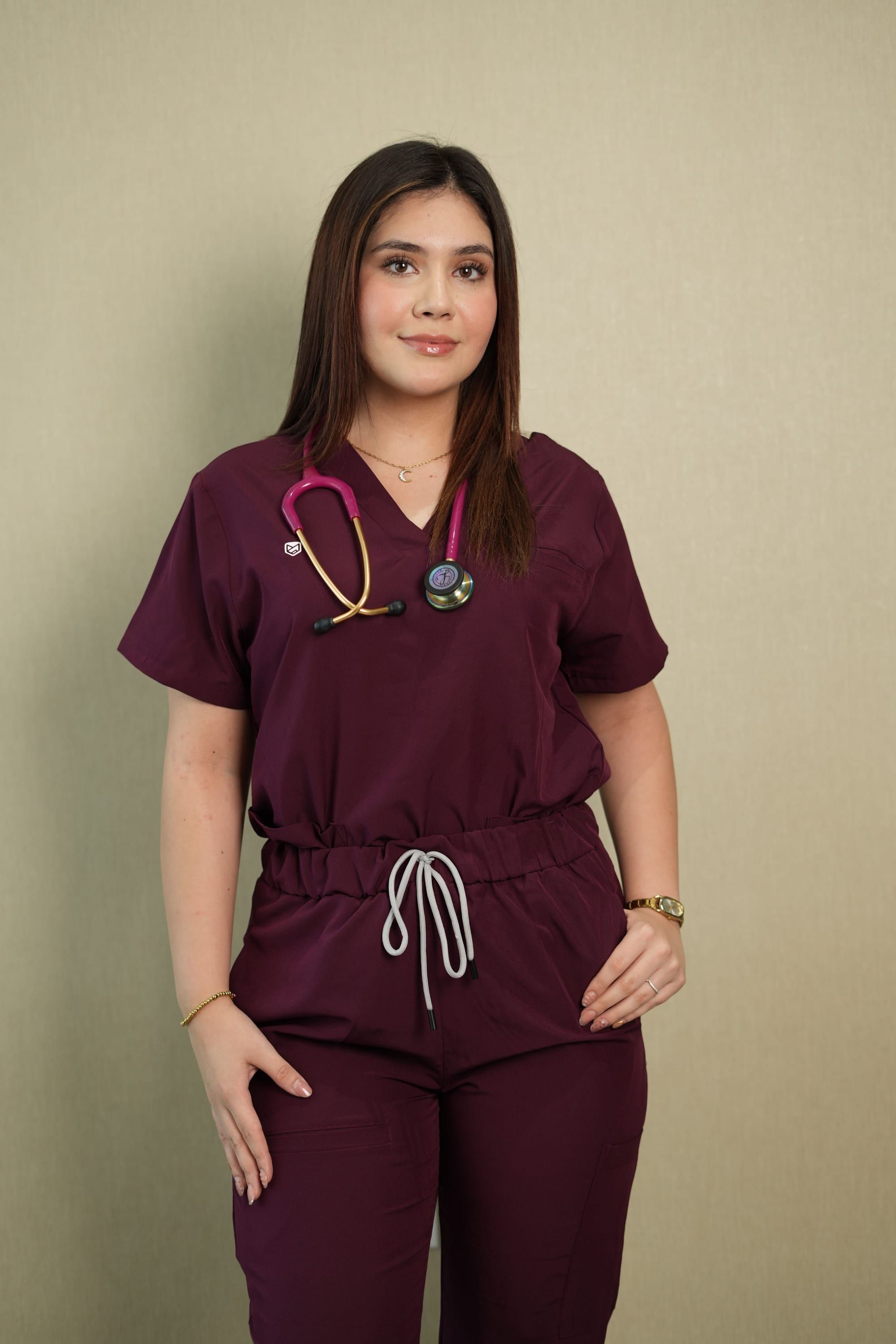 Mujer con uniforme Pavés color tinto y estetoscopio al cuello