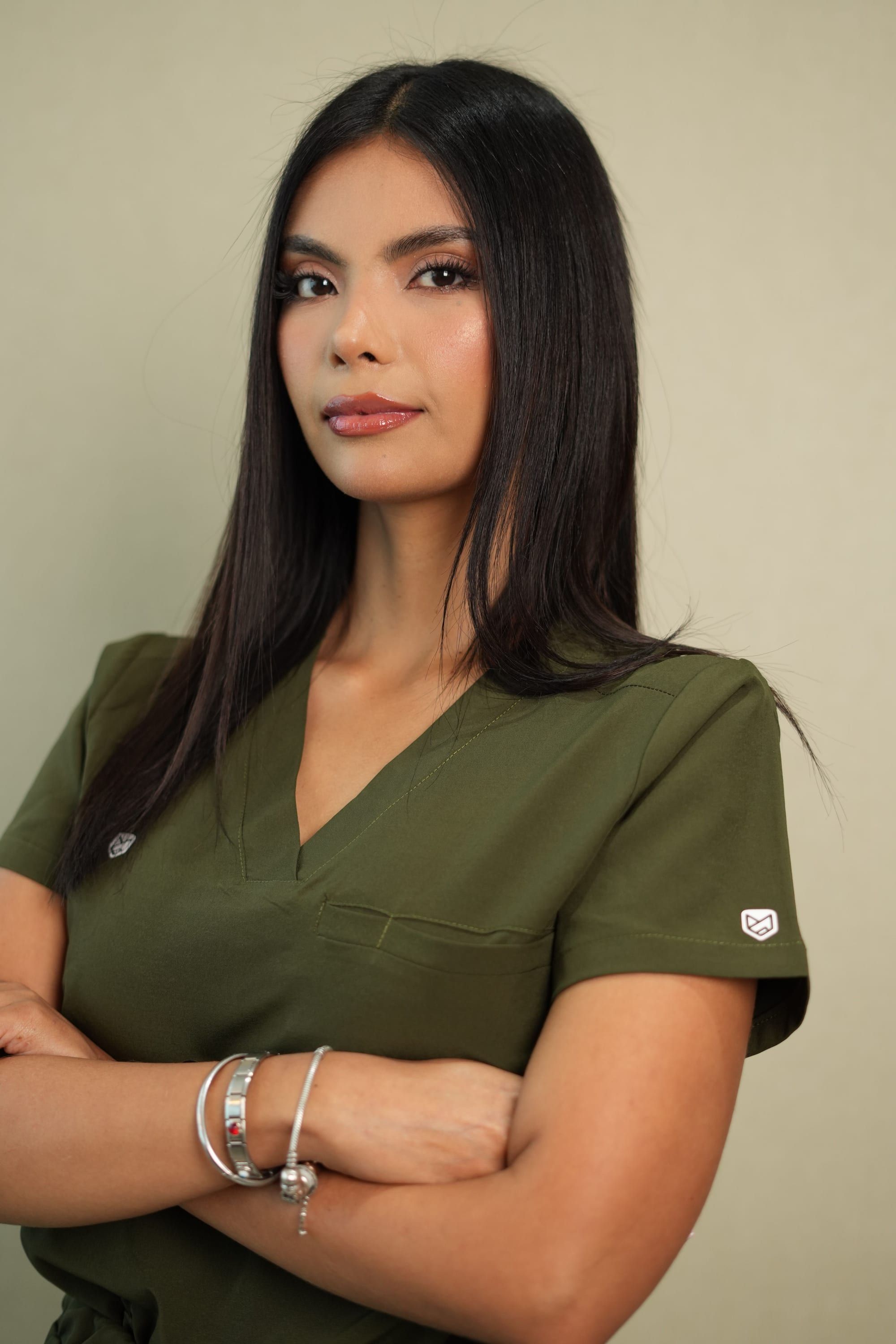 Mujer con uniforme Pavés verde olivo, de brazos cruzados