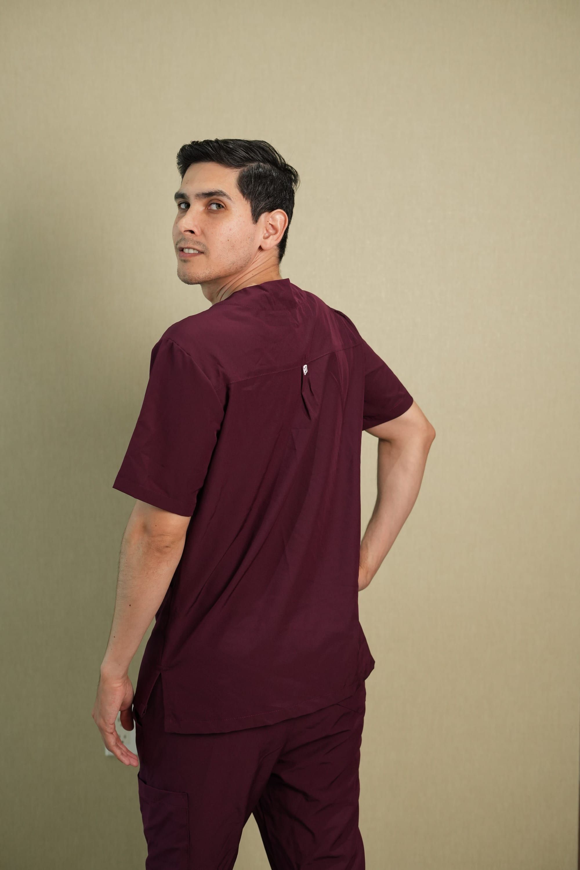 Hombre con uniforme Pavés tinto, de espaldas, volteando a la cámara