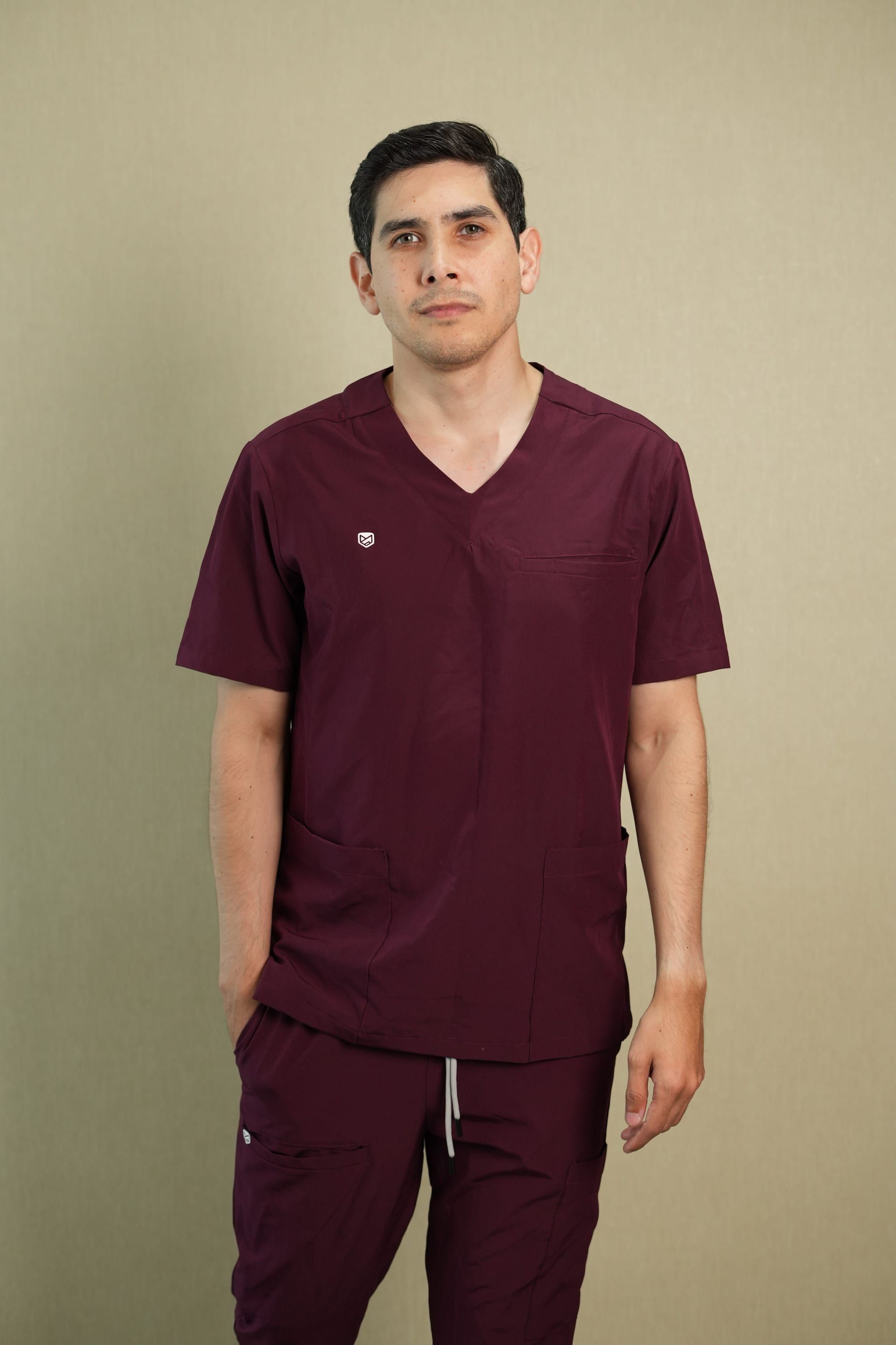Modelo con uniforme Pavés tinto, corte hombre